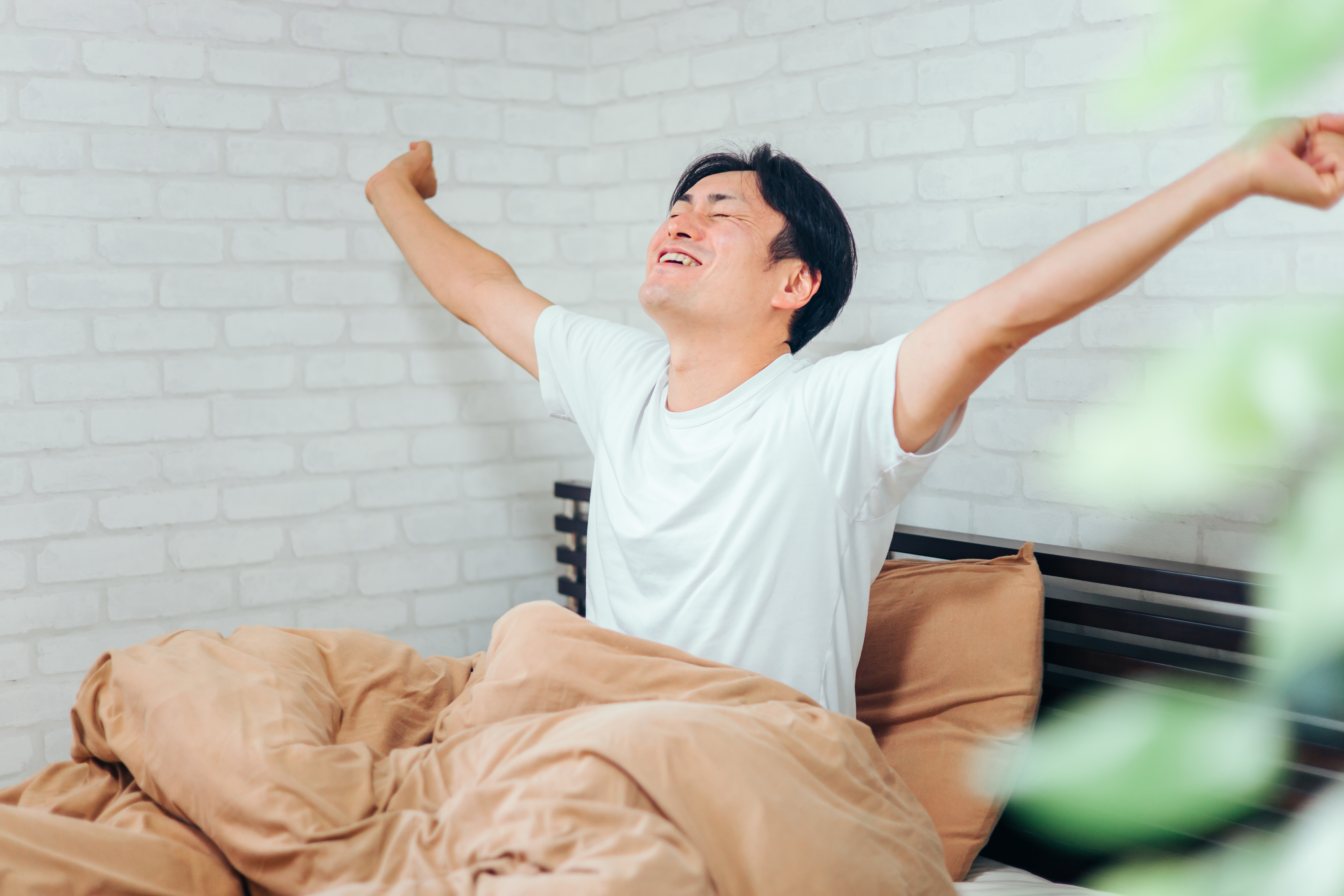 朝スッキリ目覚める男性