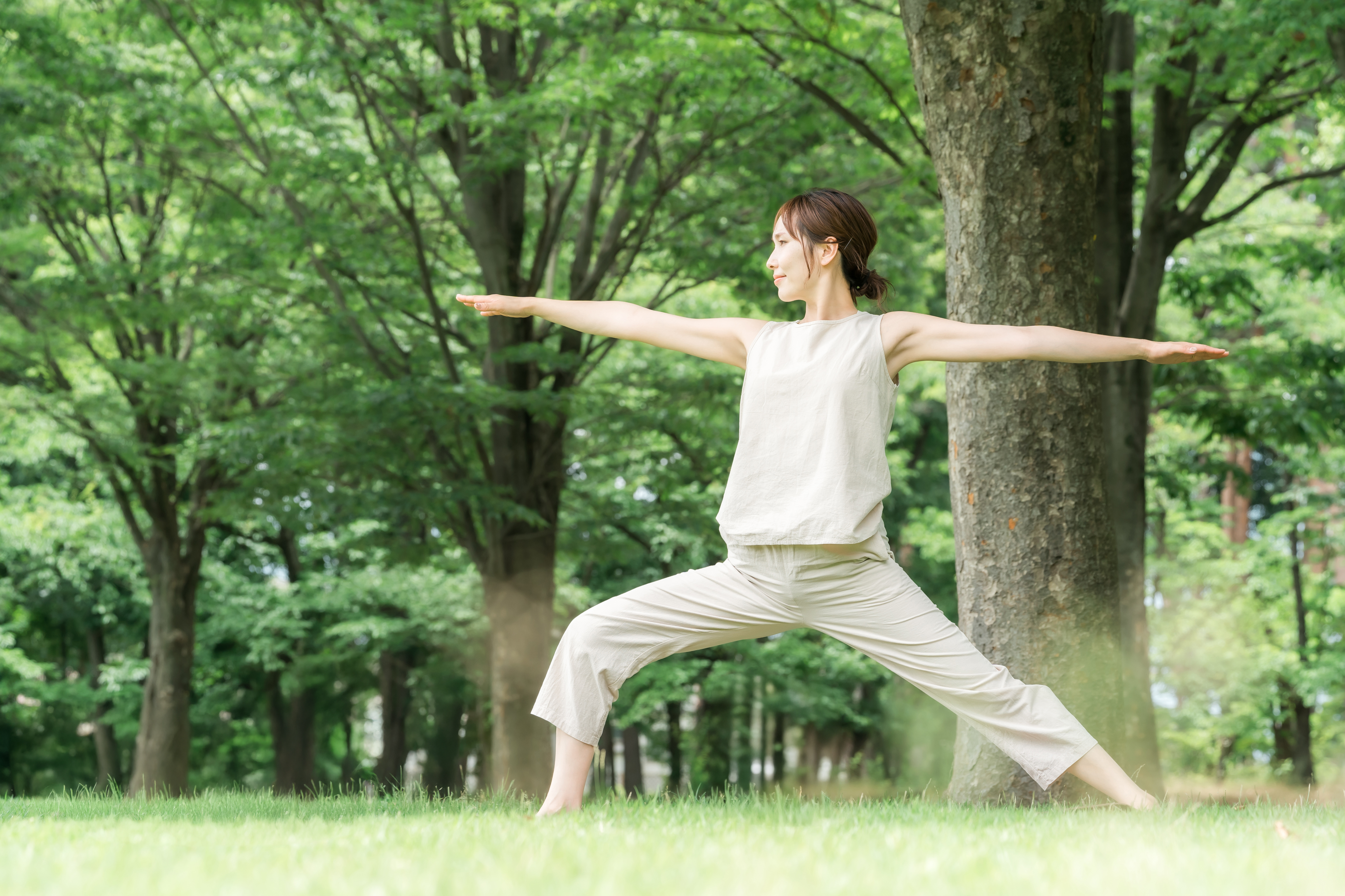ヨガのウォリアーポーズをする女性